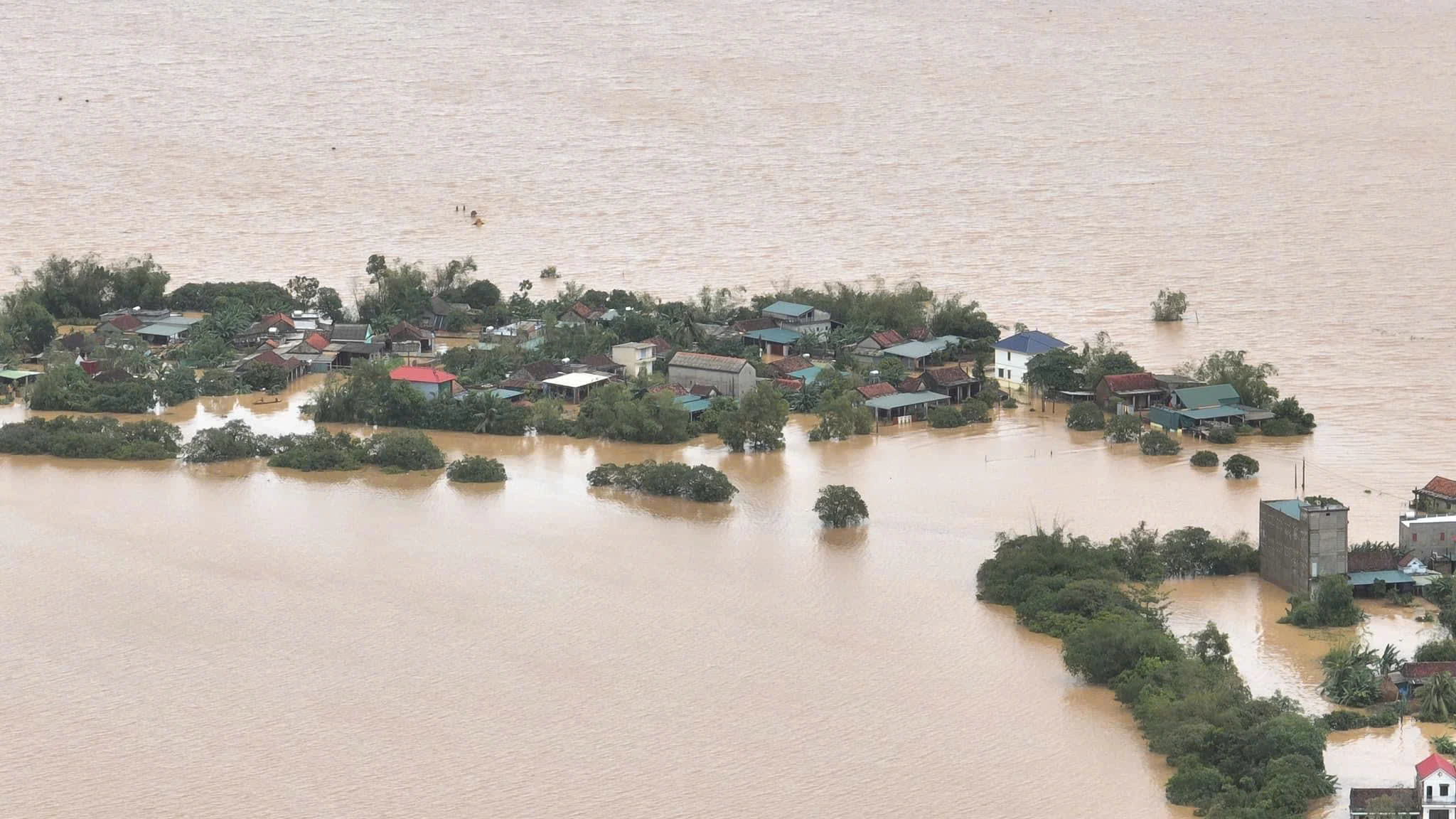 [Flycam]: Xóm làng 'rốn lũ' Lệ Thủy (Quảng Bình) chìm trong nước bạc