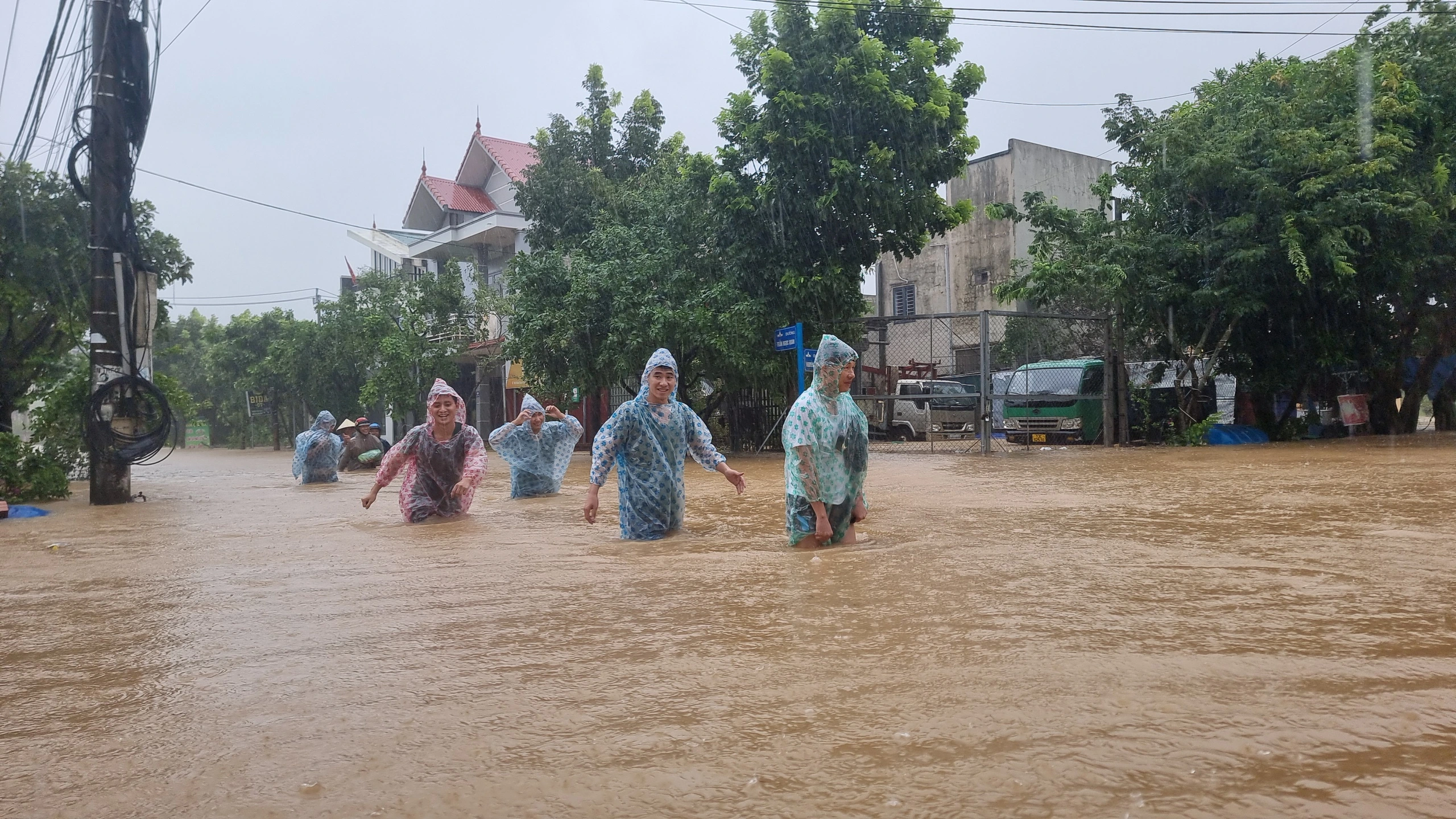 Cận cảnh khu dân cư ở TP.Đồng Hới ngập cả mét trong nước lũ