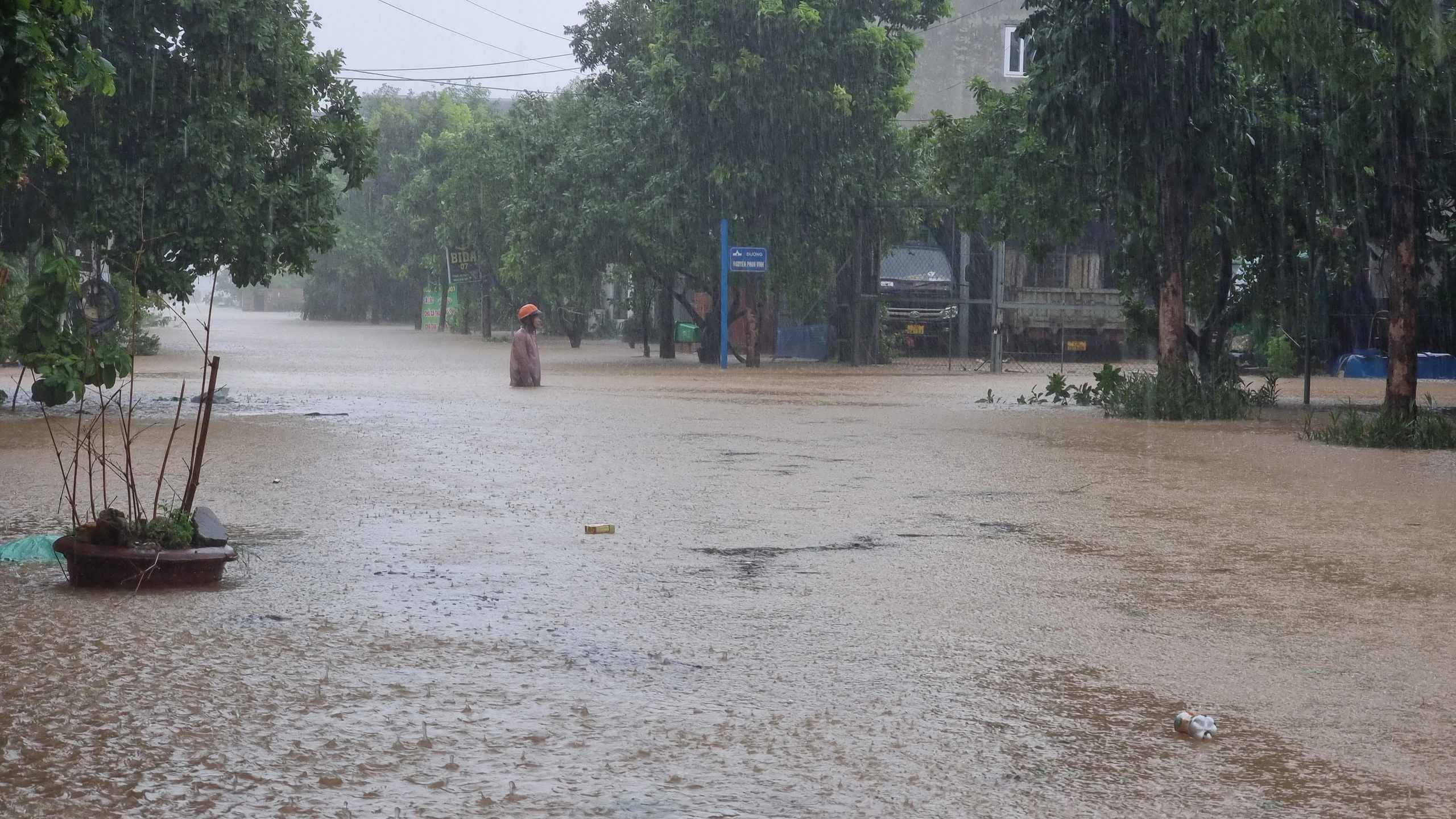 Cận cảnh khu dân cư ở TP.Đồng Hới ngập cả mét trong nước lũ