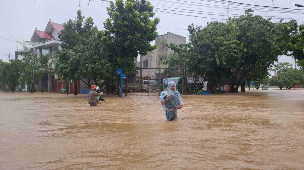 Trắng đêm giúp dân chạy lũ