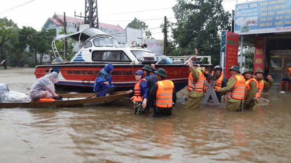 Hơn 8.000 nhà bị ngập trên 1 m, nhiều người dân Lệ Thủy kêu cứu trong đêm