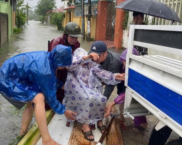 Quảng Bình: Dùng xuồng máy chở thai phụ chuyển dạ từ vùng ngập lụt đến bệnh viện