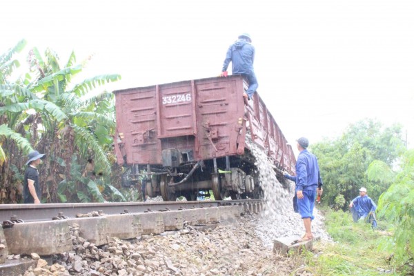 Dầm mưa sửa chữa tuyến đường sắt bị nước lũ đánh văng