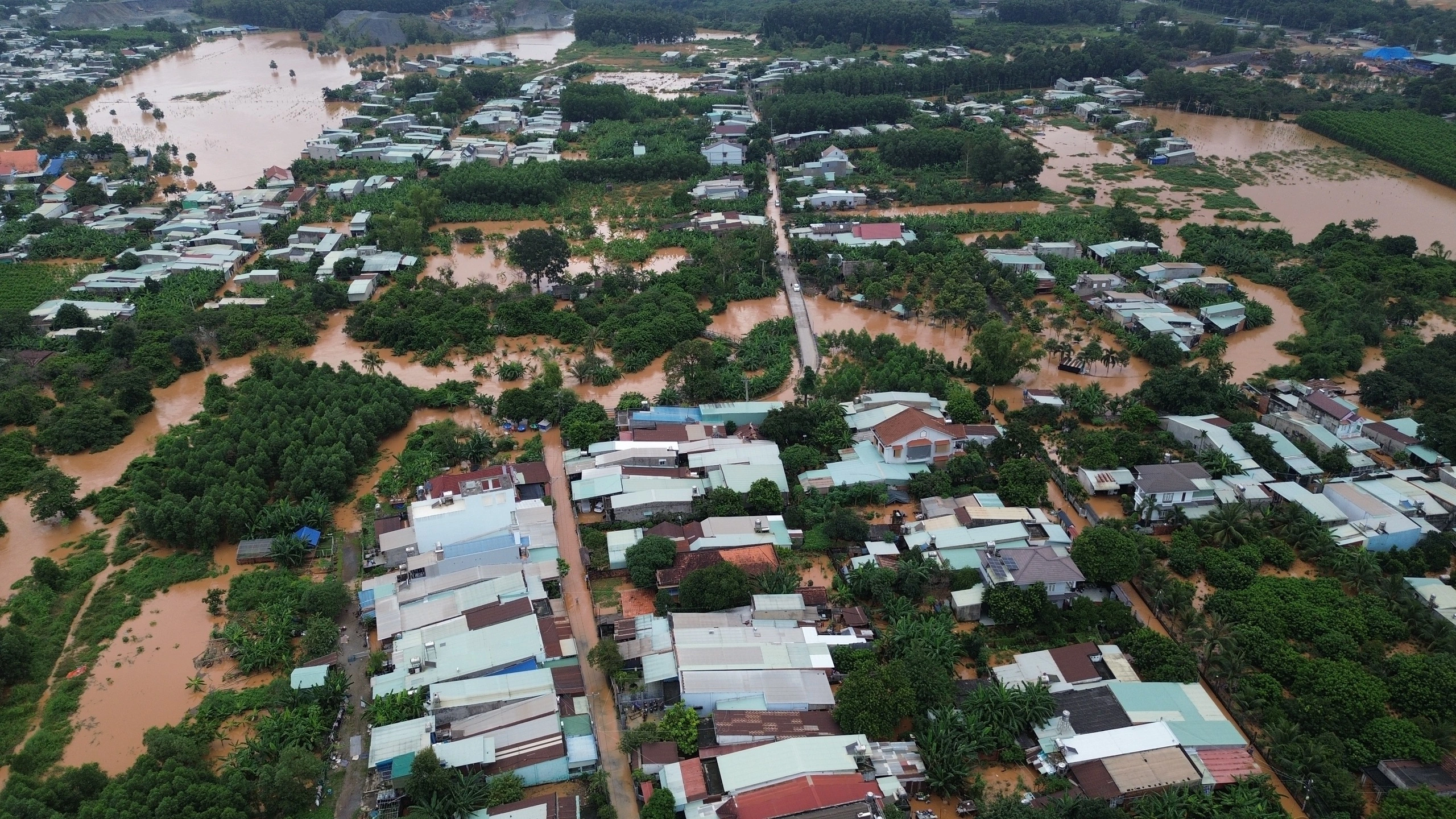 Biên Hòa: Nước sông Buông dâng cao, hàng trăm nhà bị ngập, 3.000 học sinh nghỉ học