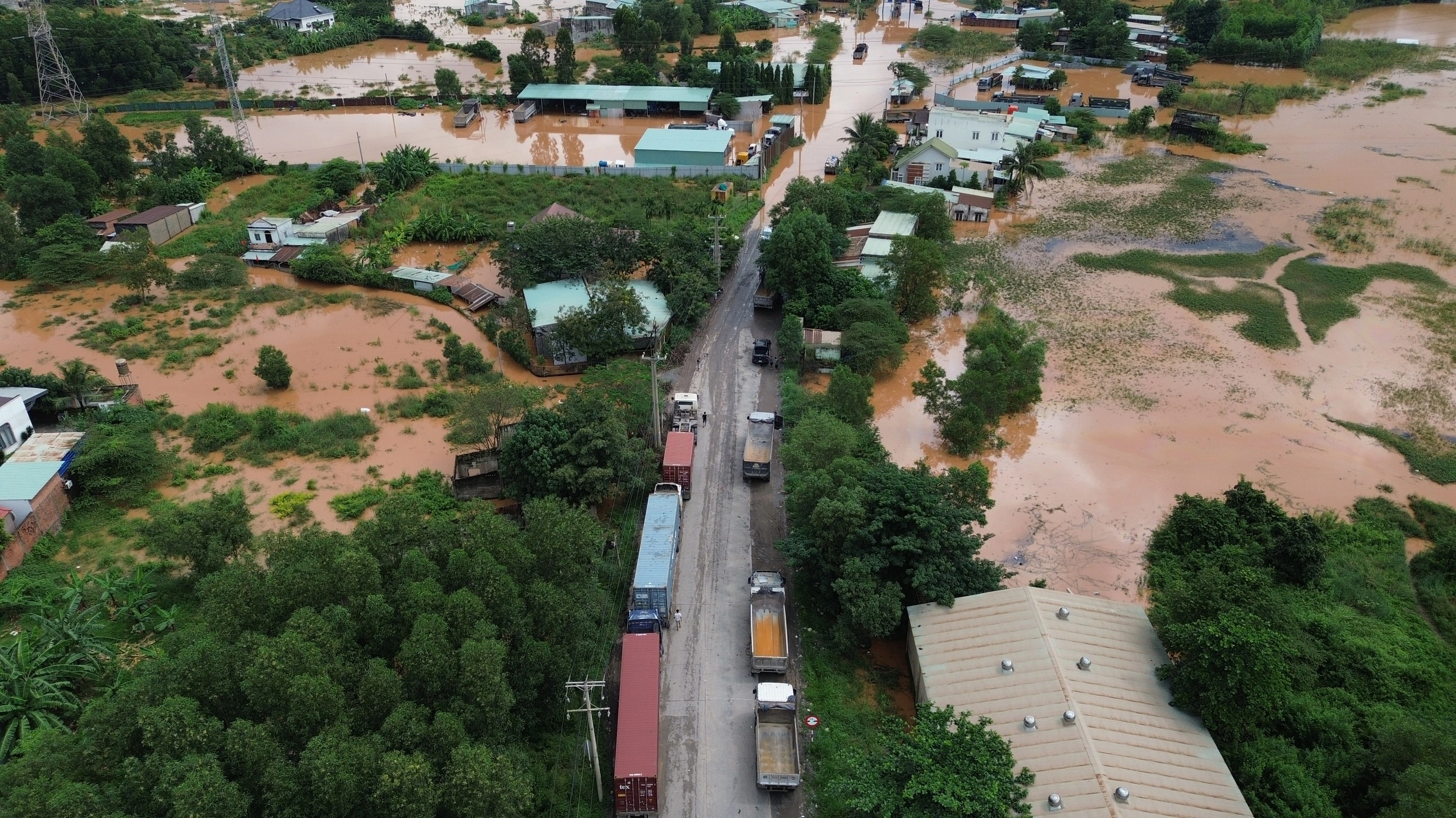 Biên Hòa: Nước sông Buông dâng cao, hàng trăm nhà bị ngập, 3.000 học sinh nghỉ học