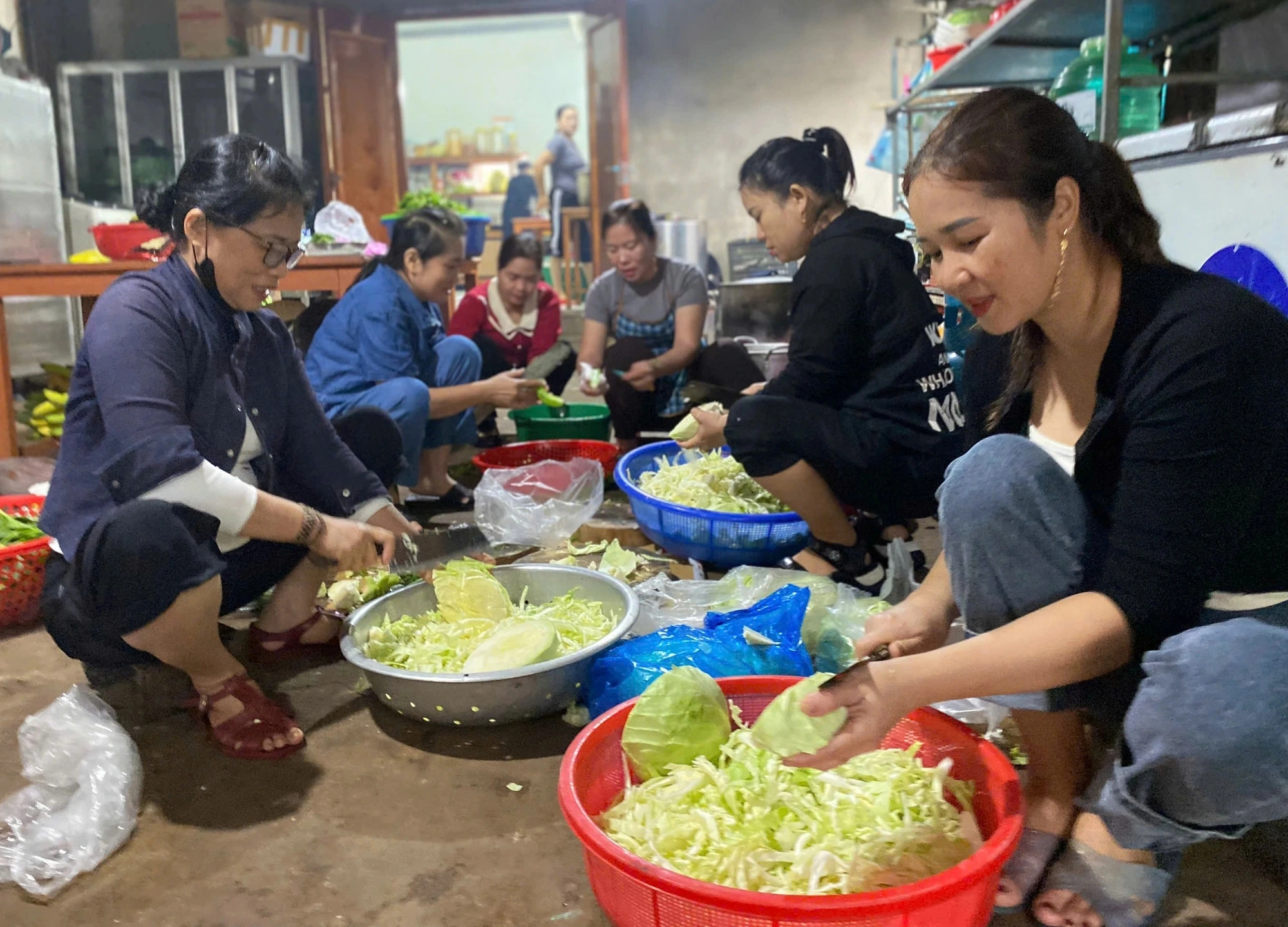 Quảng Trị: Người dân Vĩnh Linh nấu cơm 'tiếp viện' bà con vùng rốn lũ