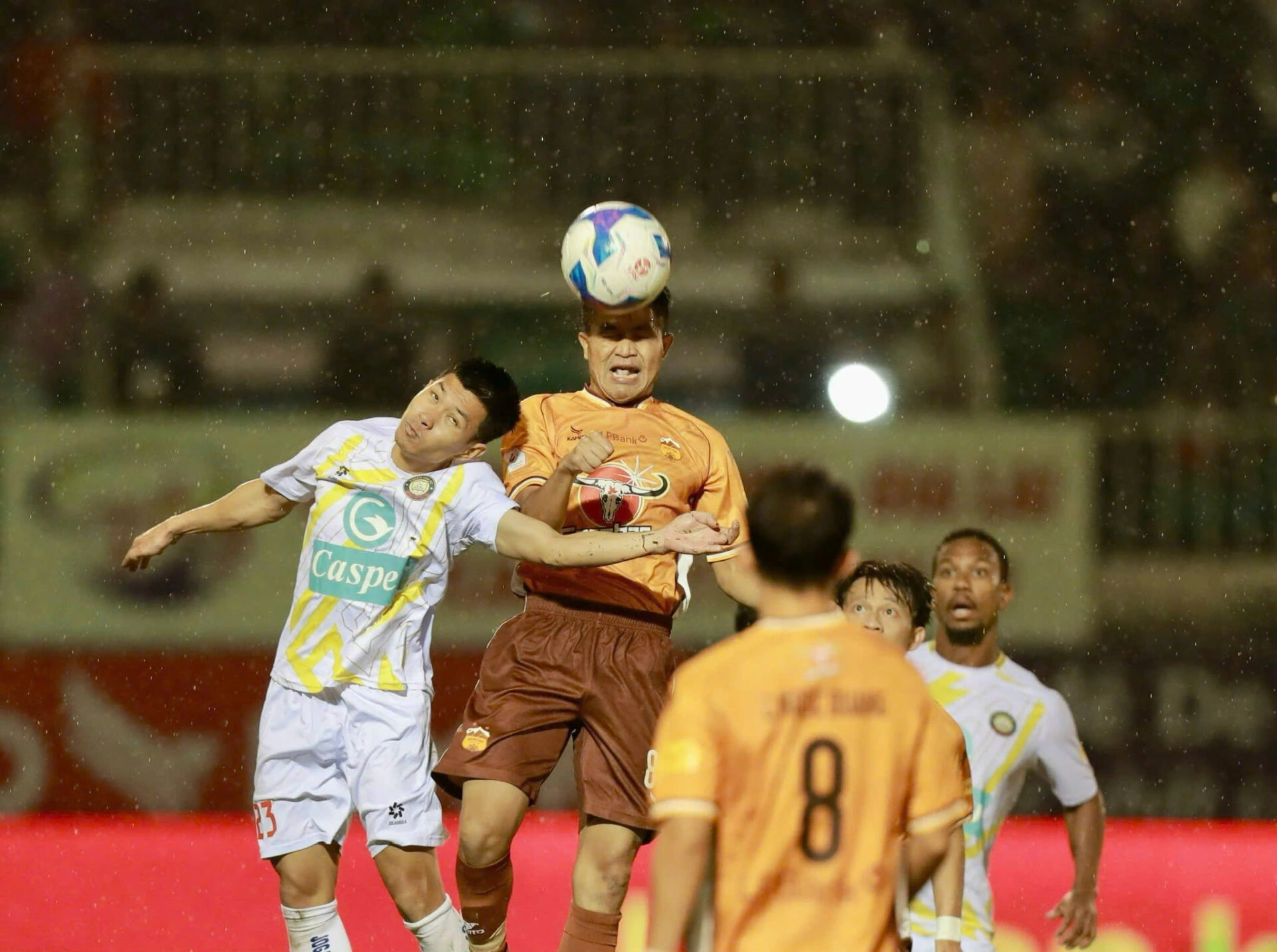 Ngôi đầu trong lặng lẽ của người ‘nói nhiều’ nhất V-League: HLV Popov