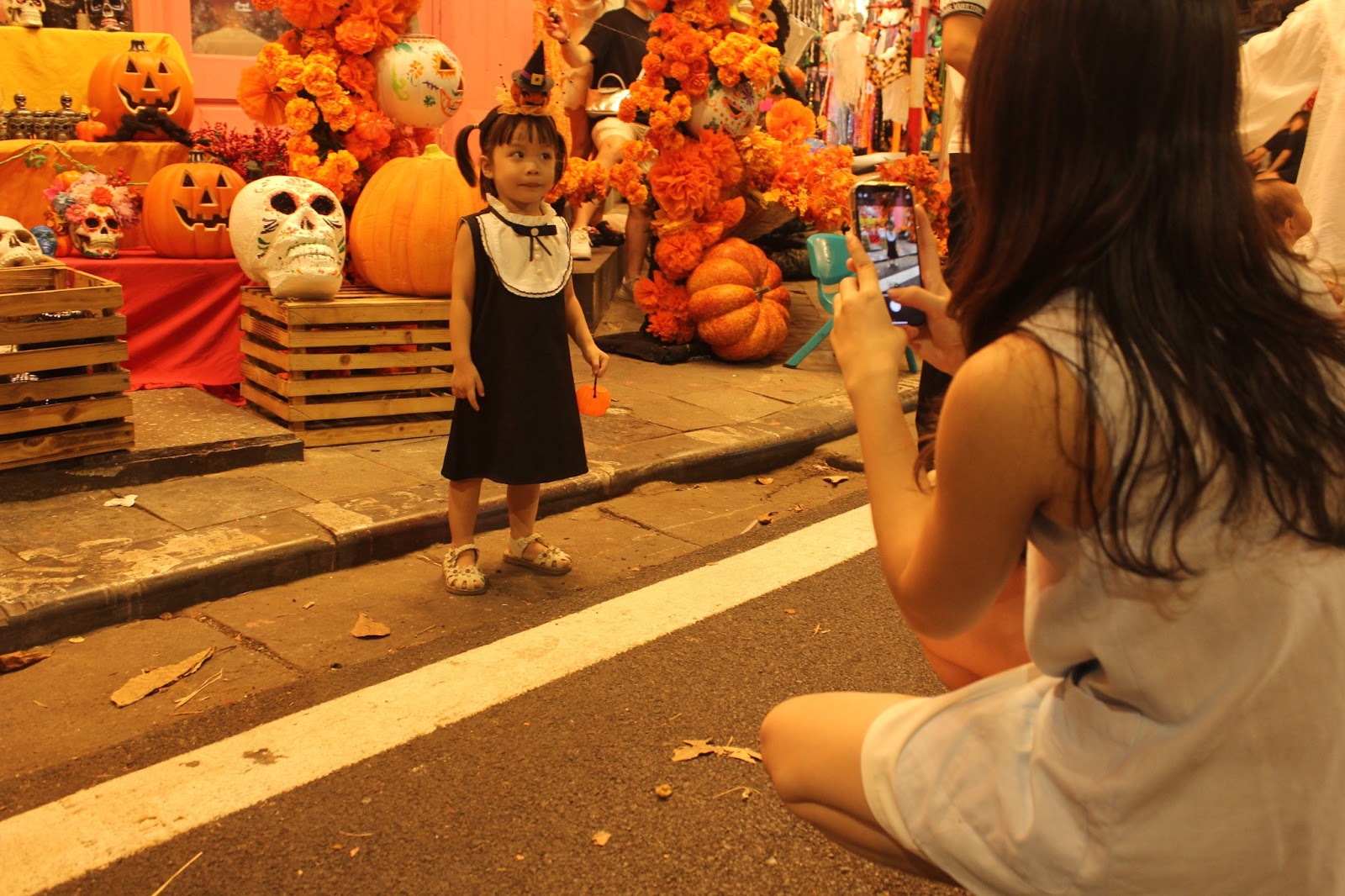 Phố Hàng Mã ngập tràn sắc cam trước thềm Halloween - Ảnh 6.