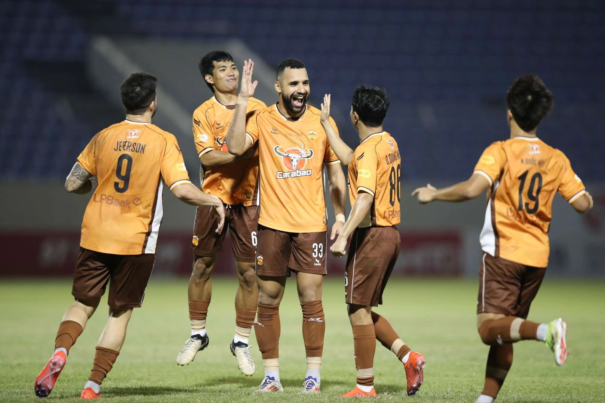 Bảng xếp hạng vòng 4 V-League mới nhất hôm nay: HAGL mong manh ngôi đầu