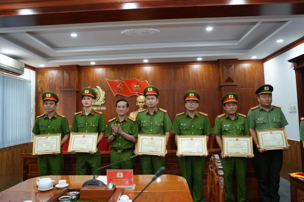 Cà Mau khen thưởng tập thể, cá nhân xuất sắc phòng chống tội phạm ma túy