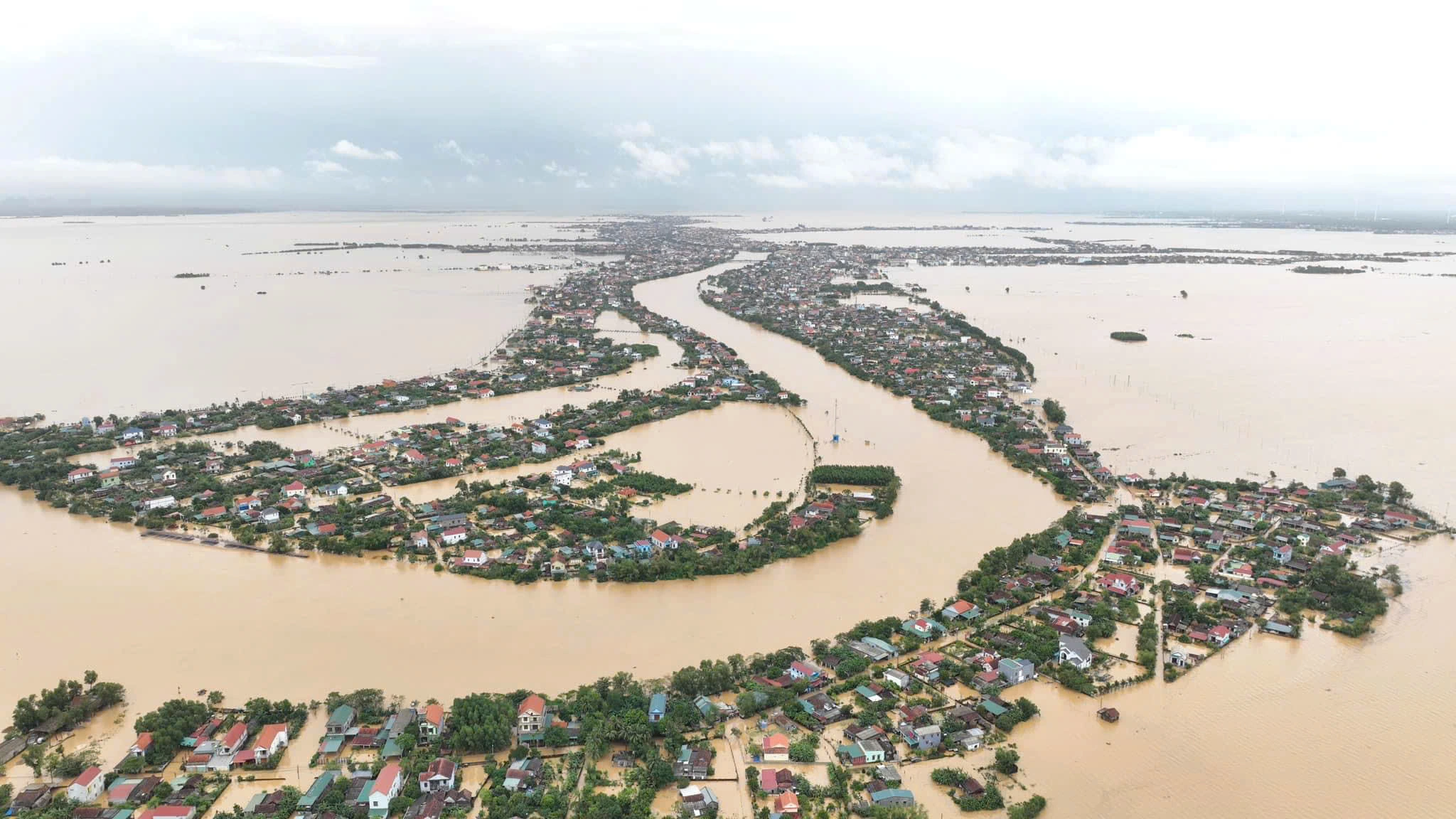 [Flycam]: Xóm làng 'rốn lũ' Lệ Thủy (Quảng Bình) chìm trong nước bạc