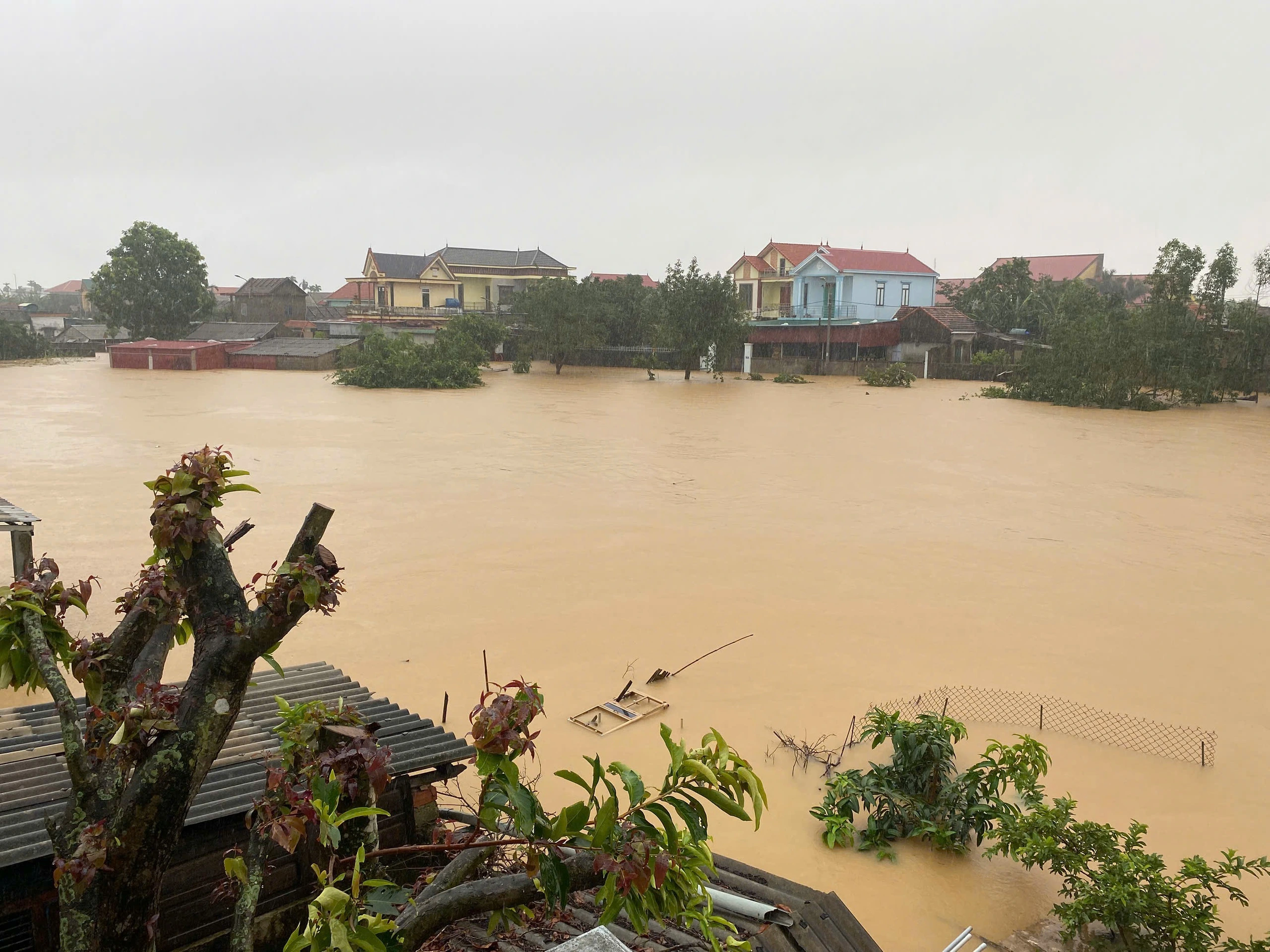 Lượng mưa quá lớn, hơn 15.000 nhà dân ở Quảng Bình chìm trong lũ