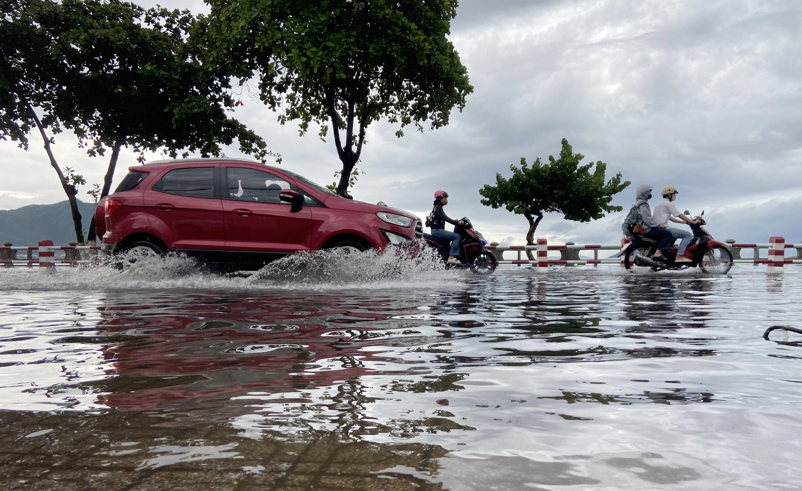 Mưa lớn khiến đường ven biển Nha Trang bị ngập nặng