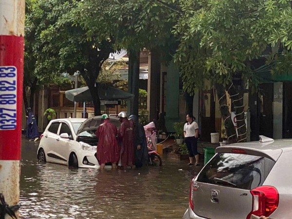 Mưa lớn, nhiều tuyến đường tại TP.Đồng Hới ngập sâu