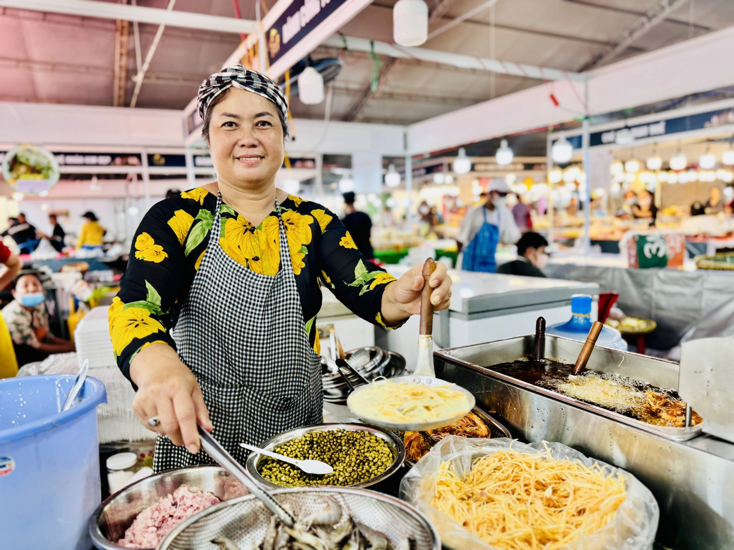 Ngày hội bánh dân gian TP.HCM: Người dân thỏa thích chọn, ăn đủ loại bánh 3 miền mừng ngày 20.10