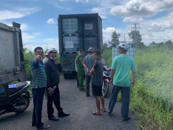 Người dân bắt quả tang 2 xe container đổ trộm chất lỏng màu xanh ra suối Người dân bắt quả tang 2 xe container đổ trộm chất lỏng màu xanh ra suối