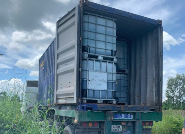Người dân bắt quả tang 2 xe container đổ trộm chất lỏng màu xanh ra suối Người dân bắt quả tang 2 xe container đổ trộm chất lỏng màu xanh ra suối