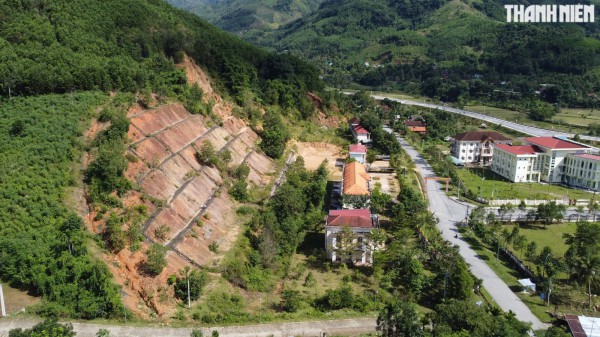 Quảng Ngãi: Nguy cơ sạt lở đe dọa nhiều cơ quan hành chính ở Sơn Tây