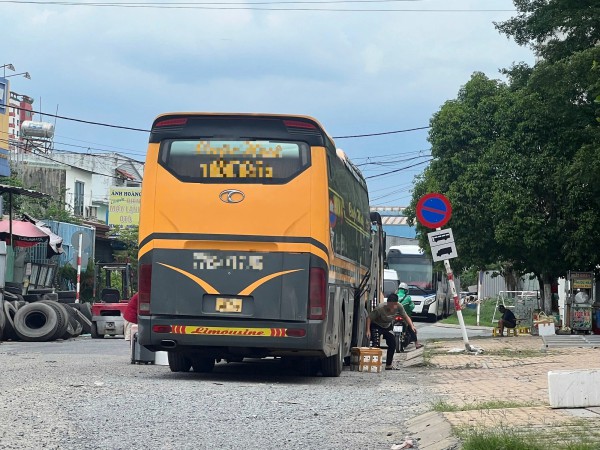 TP.HCM: Sao lại để chợ An Sương bị chiếm dụng làm 'bến cóc'?