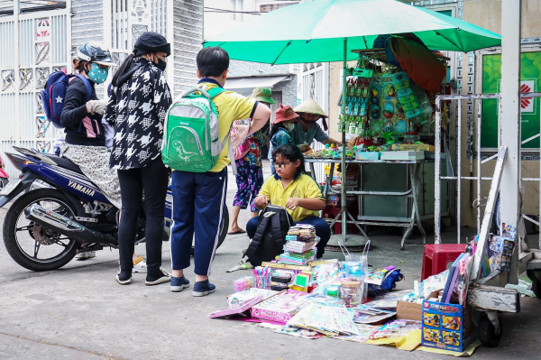 TP.HCM: Tăng cường kiểm tra hàng rong trước cổng trường