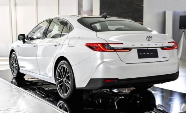 Toyota Camry 2025 bản hybrid tại Đông Nam Á có giá từ 1,026 tỉ đồng