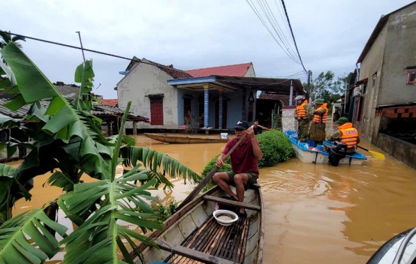 Vùng 'rốn lũ' Quảng Bình muốn các nhóm cứu hộ tạm dừng vì nước đang lên