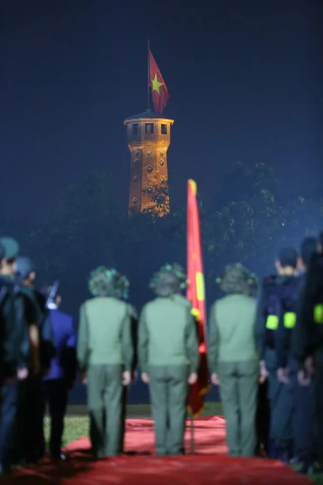 Hà Nội - Bản hùng ca phố: Cờ hoa rợp trời, tràn đầy cảm xúc hùng tráng - Ảnh 4. Hà Nội - Bản hùng ca phố: Cờ hoa rợp trời, tràn đầy cảm xúc hùng tráng - Ảnh 4.