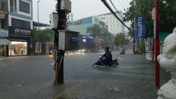 Đà Nẵng mưa trắng trời, nhiều tuyến phố ngập sâu