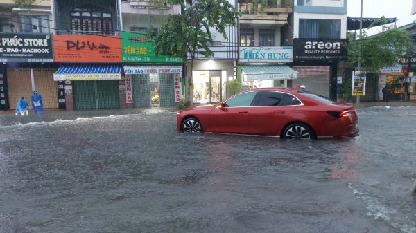 Đà Nẵng mưa trắng trời, nhiều tuyến phố ngập sâu