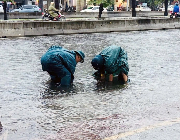 Sạt lở do mưa lớn, Đà Nẵng chốt chặn đường lên bán đảo Sơn Trà