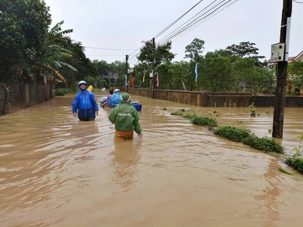 Mưa lớn, nhiều tuyến giao thông ở Quảng Bình và Quảng Trị bị chia cắt