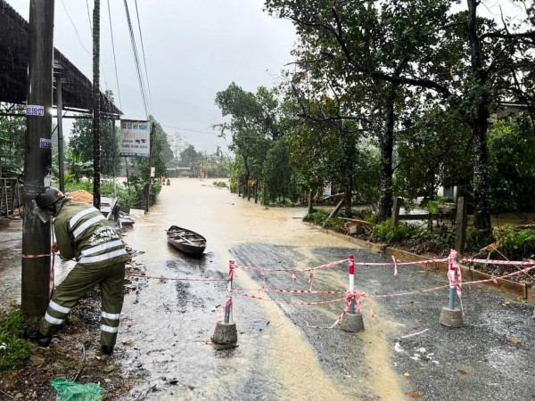 Ngập lụt ở phía tây Đà Nẵng: Công an dầm mưa chốt chặn cảnh báo người dân