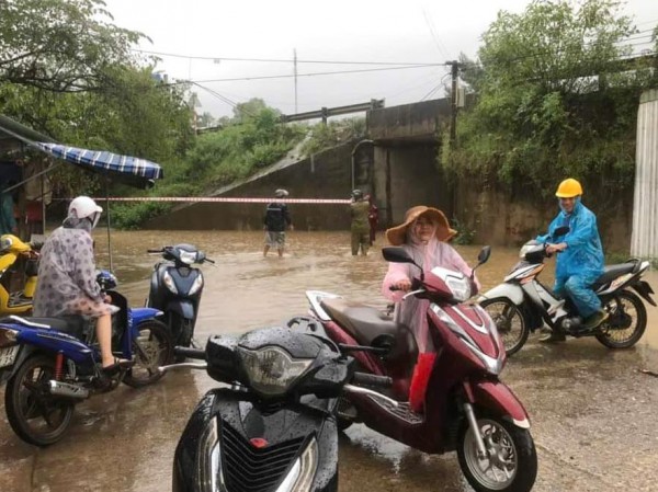 Ngập lụt ở phía tây Đà Nẵng: Công an dầm mưa chốt chặn cảnh báo người dân