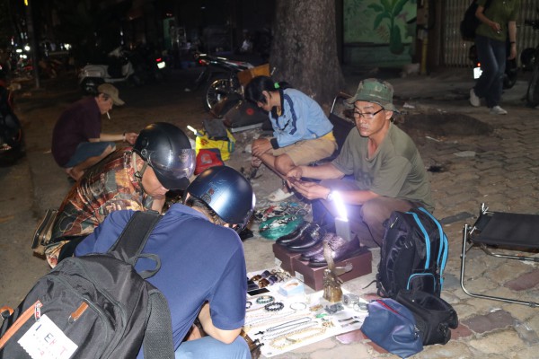 Phố độc lạ ở TP.HCM: 'Thiên đường' đồ cũ chỉ bán về đêm, người giàu thích đến