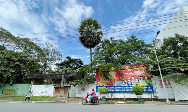 Trung tâm thương mại bỏ hoang trên đất vàng