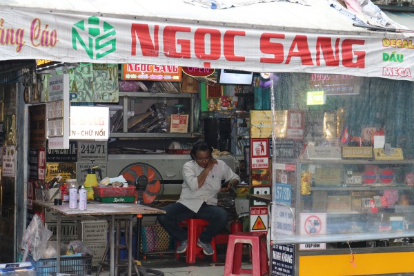 Phố độc lạ ở TP.HCM: Hơn 3 thập kỷ rực rỡ phố biển hiệu Lương Hữu Khánh Phố độc lạ ở TP.HCM: Hơn 3 thập kỷ rực rỡ phố biển hiệu Lương Hữu Khánh