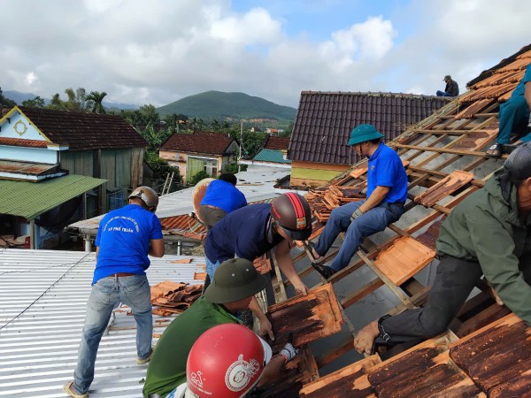 Lốc xoáy trong đêm làm tốc mái 36 ngôi nhà