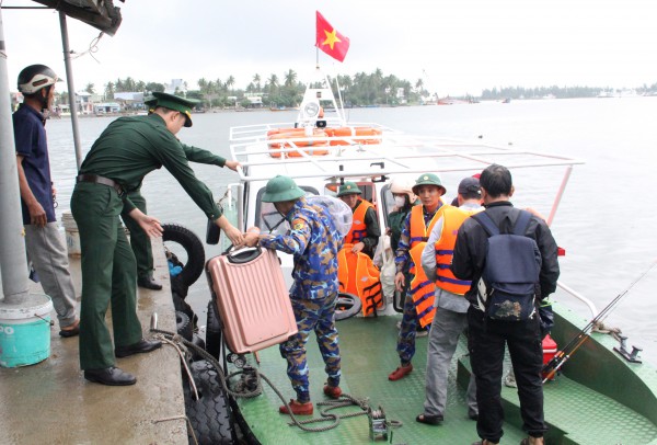 Phà hỏng, Biên phòng Quảng Nam dùng ca nô đưa đón hàng ngàn người dân xã đảo