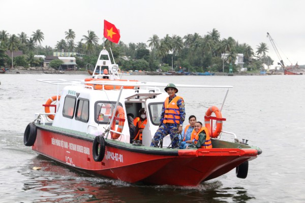 Phà hỏng, Biên phòng Quảng Nam dùng ca nô đưa đón hàng ngàn người dân xã đảo