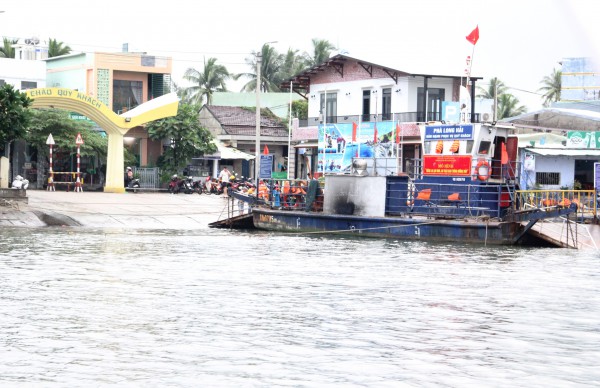 Phà hỏng, Biên phòng Quảng Nam dùng ca nô đưa đón hàng ngàn người dân xã đảo