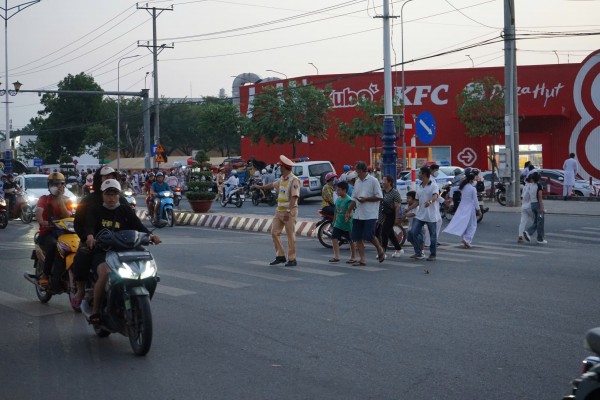 Dòng người tập trung về Tây Ninh dự lễ 100 năm thành lập đạo Cao Đài