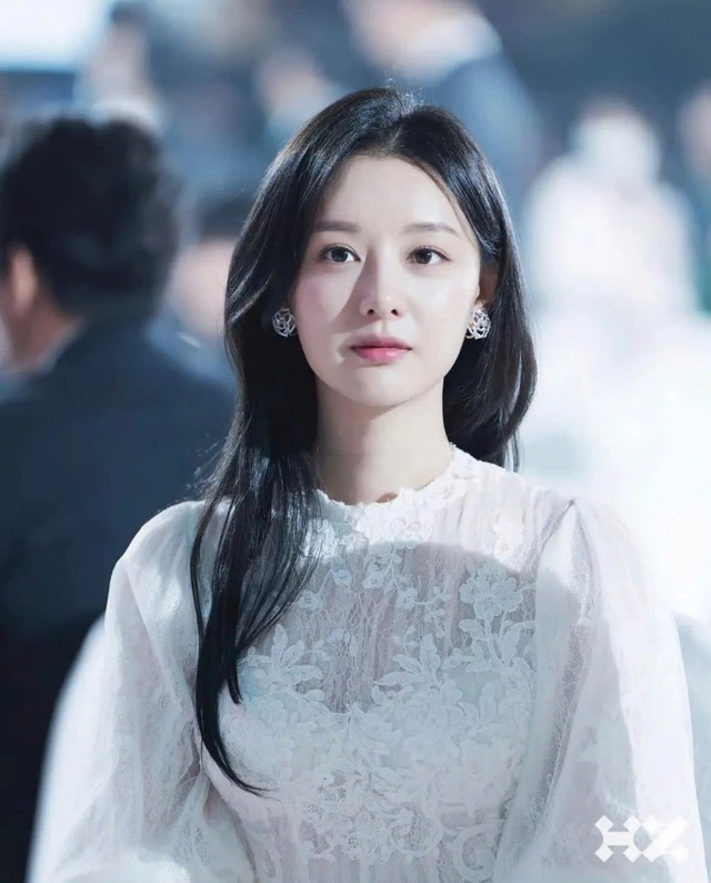 Phối đồ gam màu trắng trẻ trung như Kim Ji Won