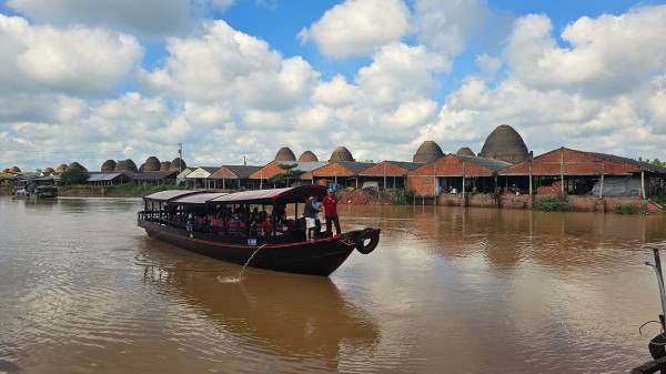 Để ‘vương quốc’ gạch gốm Mang Thít trở thành điểm đến trên bản đồ du lịch