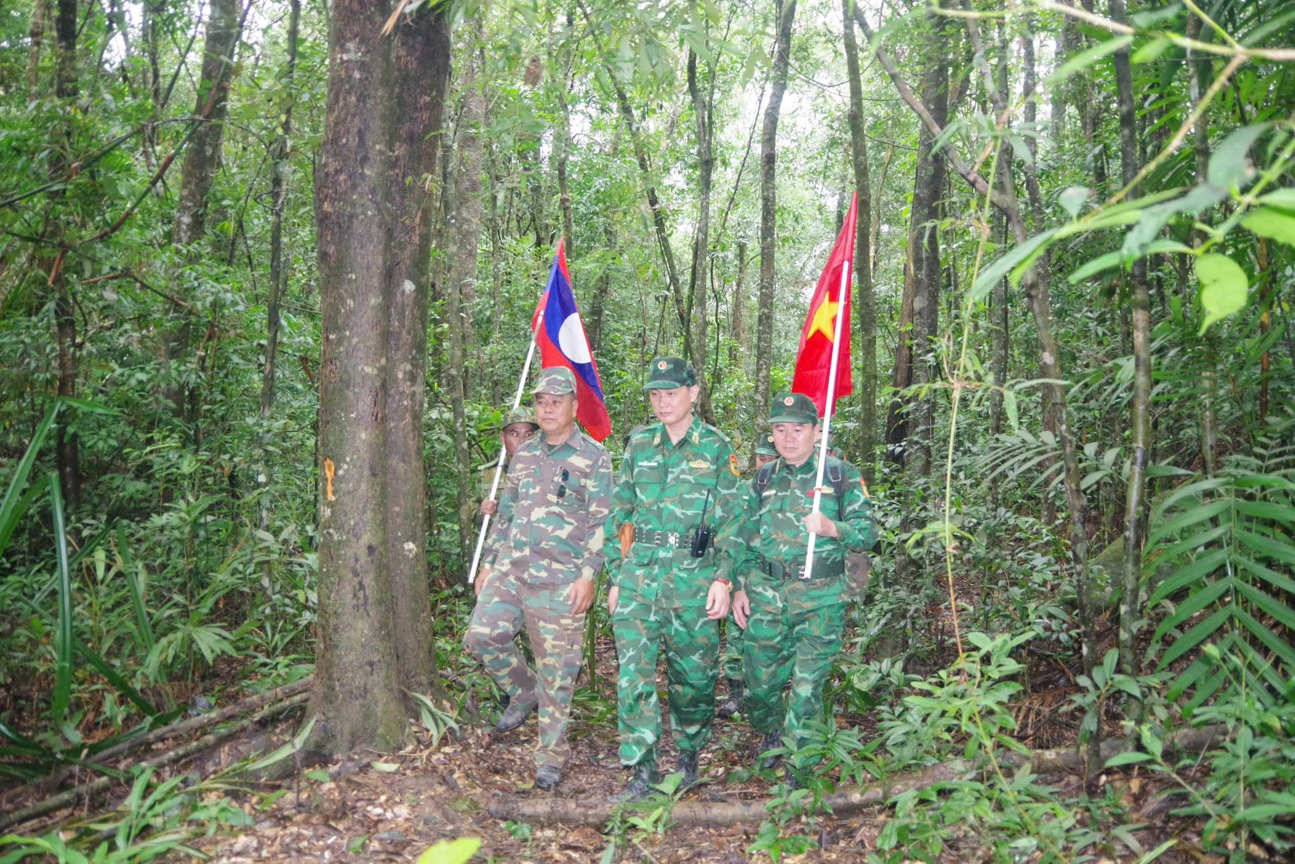 Tổ chức tuần tra song phương ở biên giới Việt - Lào