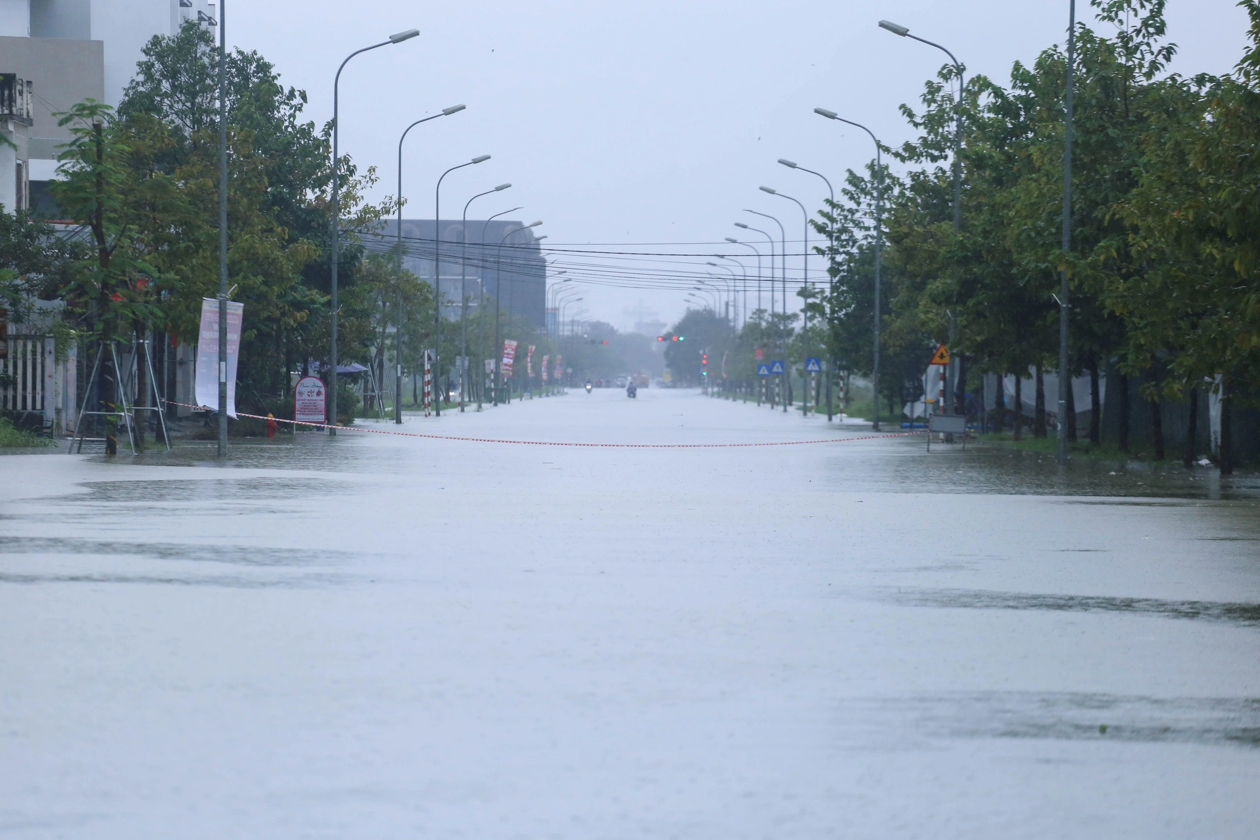 TP.Huế: Cố băng qua những đoạn ngập lụt, xe chết máy la liệt