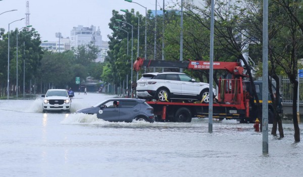 TP.Huế: Cố băng qua những đoạn ngập lụt, xe chết máy la liệt