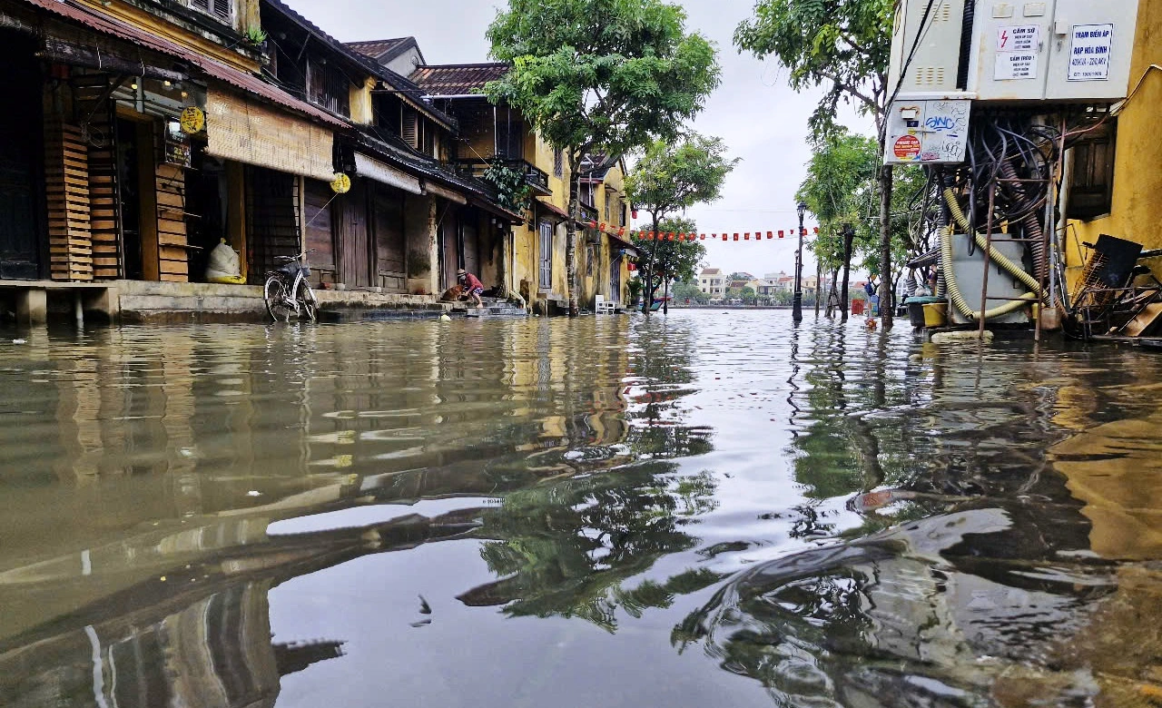 Phố cổ Hội An ngập khi thủy điện xả lũ, nước sông Hoài dâng cao