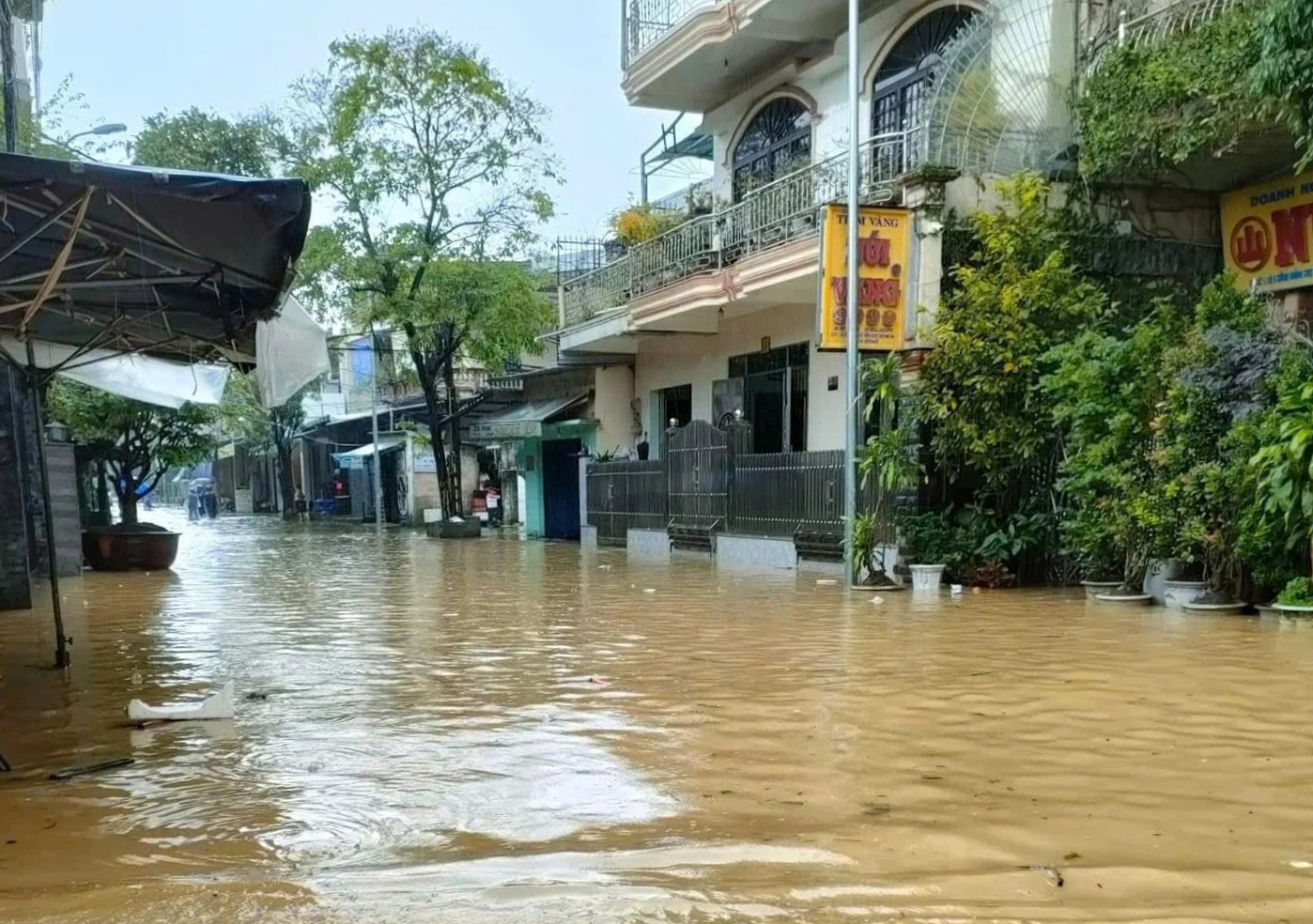 Cận cảnh ngập lụt tại TP.Huế, có nơi nước dâng cao gần 1 m