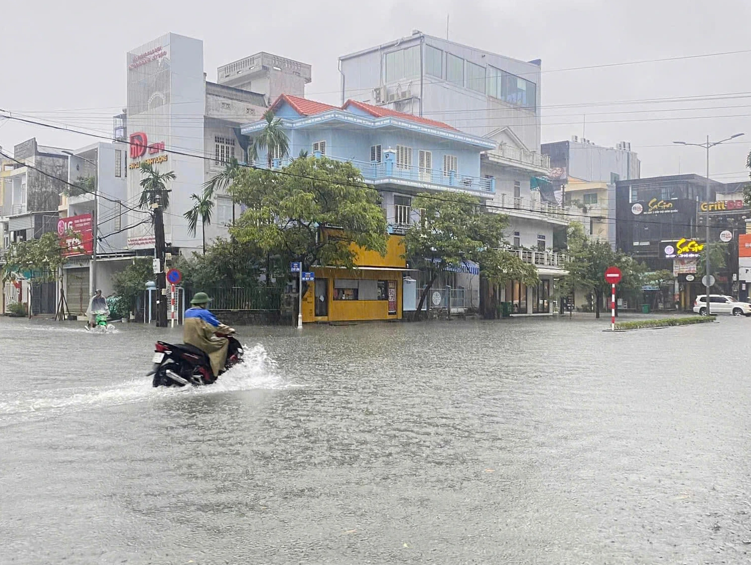 Cận cảnh ngập lụt tại TP.Huế, có nơi nước dâng cao gần 1 m