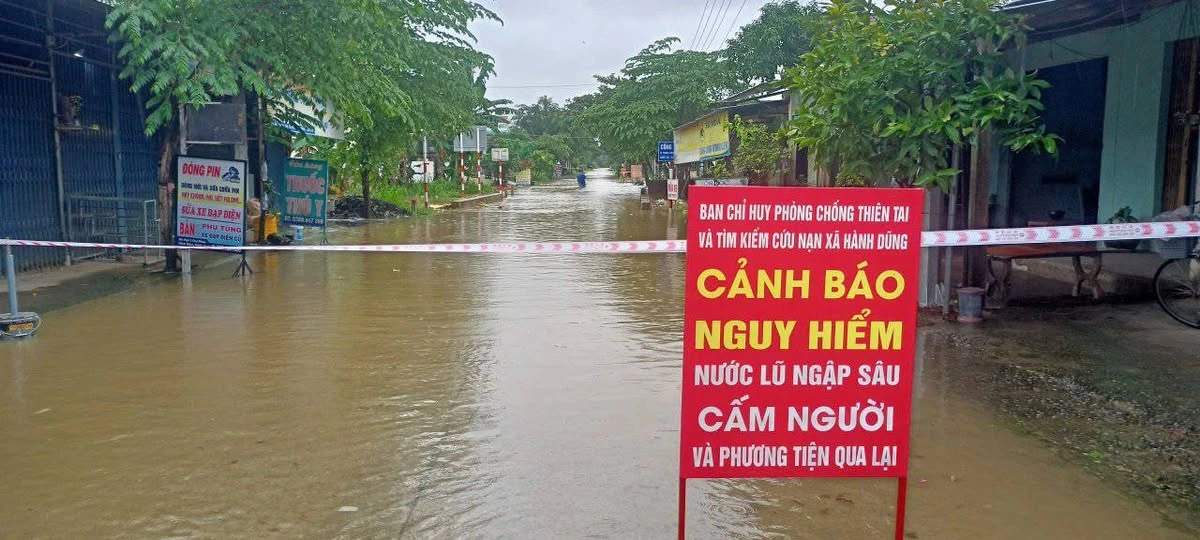 Quảng Ngãi: Hàng chục nhà dân chìm trong biển nước, chủ động cho học sinh nghỉ học